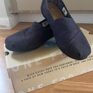 I’m selling black toms size 8 in women’s